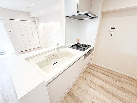 キッチンはリビングダイニングを見渡せる対面式キッチン。家事が捗るように動線を意識した間取りです。