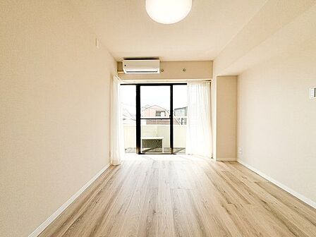 木のぬくもりを感じられる、のびのびとした明るい洋室です。いつまでも快適に暮らせる空間が広がります。