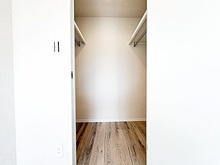 ひと目で収納物を確認できるウォークインクローゼットは、ゆとりの広さを備えた大型収納。