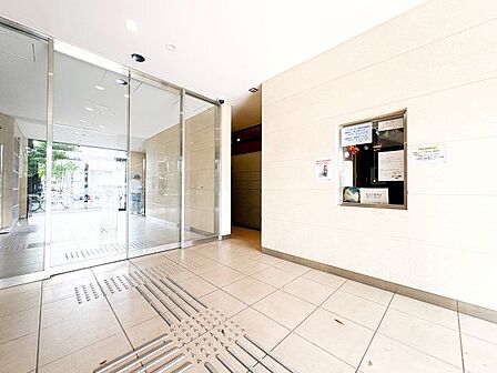静寂な空間が保たれた美しいエントランス。落ち着きのある上質な住空間へといざないます。