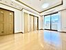 リビング/ダイニング：太陽の恵みを一気に受けた明るくあたたかいお住まい。吹きぬける風を感じながら爽やで風通しの良い暮らし。