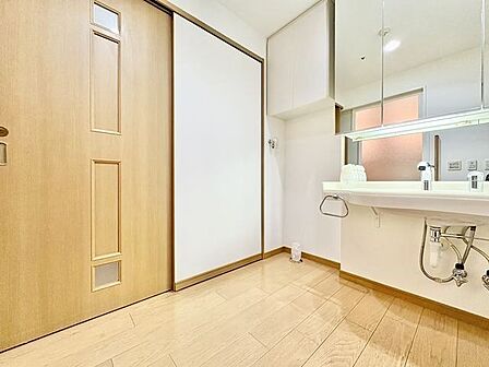 洗濯機置き場の上部には、収納棚があります。物が溢れるサニタリーには重宝する収納です。