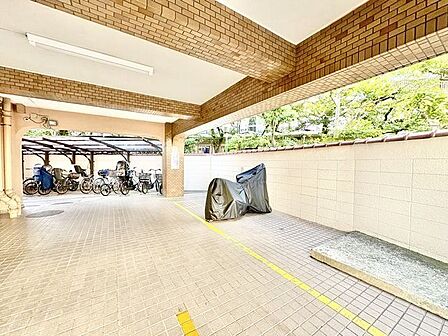 敷地内バイク置き場。屋根があるため自転車が汚れにくく、雨の日でも濡れず済むのがうれしいですね。