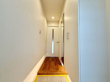 毎日出入りに使う玄関は外出する時は爽やかに、帰宅するときはホッとする落ち着いた空間へ。