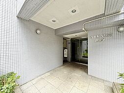 落ち着きのある温かな風情のエントランスは、訪れる方々を優しく包み込み、心地よい空間を演出しています。