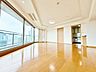リビング/ダイニング：家族の温かさと陽光の暖かさ、楽しい毎日と明るい未来を予感させる住み心地を演出します。