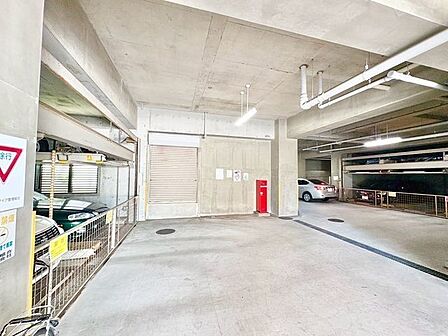 敷地内駐車場。屋内の機械式は、車両事故やいたずらなどのリスクが少なく、防犯面でも安心です。