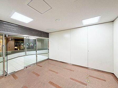 落ち着きのある温かな風情のエントランス。やすらぎの暮らしを叶えます。
