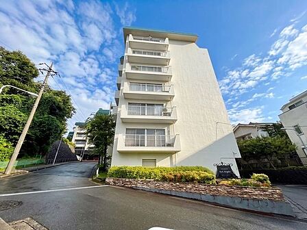 時代と共に変わりゆく街並みと、住む人の変わらない思いを融合。いつまでも誇りに思える住まいへ。（空の加工を生成AIで行っています）