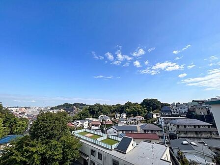 バルコニーに出た時には、頬をなでる優しい風を感じることが出来ます。つい深呼吸をしたくなる眺望です。（空の加工を生成AIで行っています）