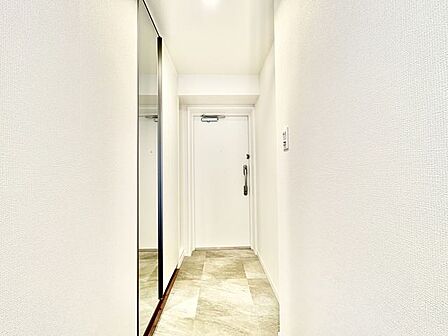 住まいの顔となる玄関は、落ち着きと華やぎの満ちた空間に。ご家族を見守り続けます。