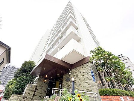 住まう方々が歳月をかけて育んだ豊かな歴史を感じるマンション。気品溢れる佇まいが暮らしを素敵に変える。