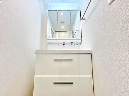 清潔感のある色合いのプライベート空間は、身だしなみチェックや肌のお手入れに最適です。