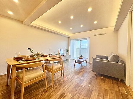 光と風があふれる開放的なリビングダイニング。明るく穏やかな空気のなかで飲んだり、食べたり、笑ったり。