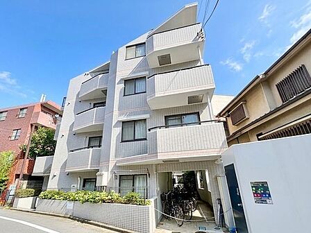 住む人がいつまでも心地良さを感じ続けられる多様な住空間を創造します。 （空の加工を生成AIで行っています）