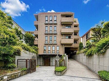 洗練されたデザインと機能性が織りなすこだわりの住空間。ゆったりとした時間をお過ごしください。(空の加工を生成AIで行っています)