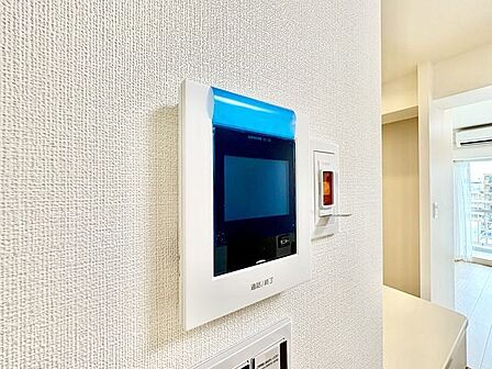 来訪者の確認ができるモニター付きインターホン完備。