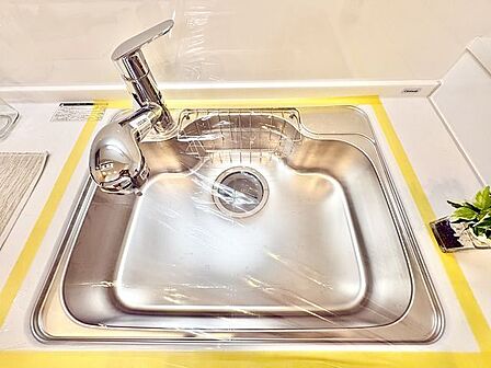 キレイなお水がいつでも、安心して飲める浄水器内蔵型水栓付き。