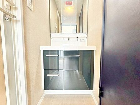 清潔感のある色合いのプライベート空間は、身だしなみチェックや肌のお手入れに最適です。