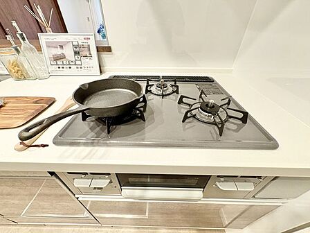 忙しいときでも一度にたくさんの料理が作れる3口コンロ。使い勝手の良さを考えました。