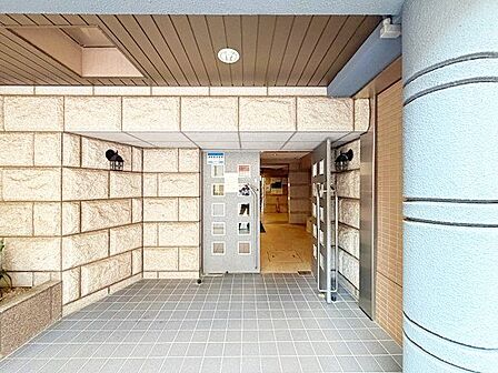 エントランスは、まさに顔となる場所。満ち足りたプライベートシーンへと誘う気品があります。