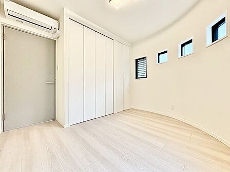 リビングで楽しく過ごした後はプライベートな時間を満喫。静かな環境でリラックスタイムをお過ごし下さい。