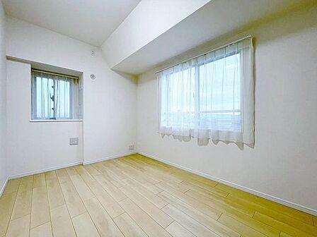 自然光が差し込む落ち着いた印象のお部屋。やわらかな光がリラックスタイムへと誘います。