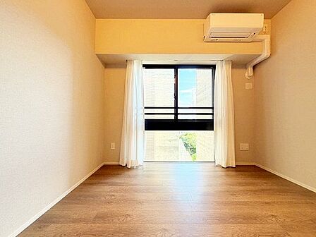 自然光が差し込む落ち着いた印象のお部屋。やわらかな光がリラックスタイムへと誘います。