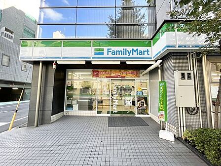 ファミリーマート江戸川橋駅西店 700m