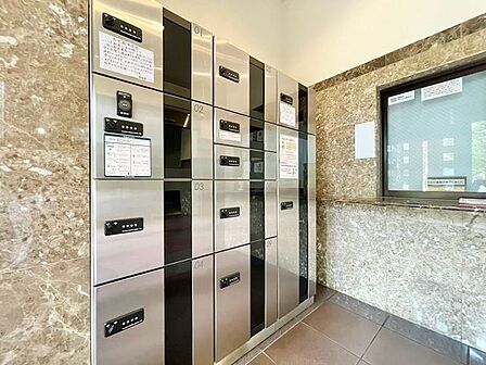 お仕事やお出かけで荷物が受け取れない時も大変便利な宅配ボックス完備。