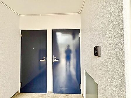 玄関を開けると、明るい日が差し込むリビングへと誘う廊下。一日あったいろんなことを胸に帰る我が家。