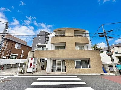 外観:爽やかな青空の下に贅沢なほどに降り注ぐ陽光、豊かな居住性。クオリティが見事に調和した住空間。 外観:爽やかな青空の下に贅沢なほどに降り注ぐ陽光、豊かな居住性。クオリティが見事に調和した住空間。