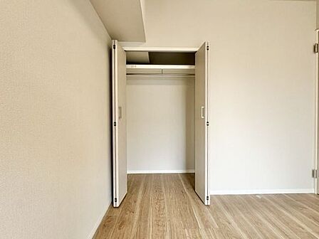 充分な収納スペースを確保。居室内に余計な家具を置く必要がないので、シンプルですっきりとした暮らし。