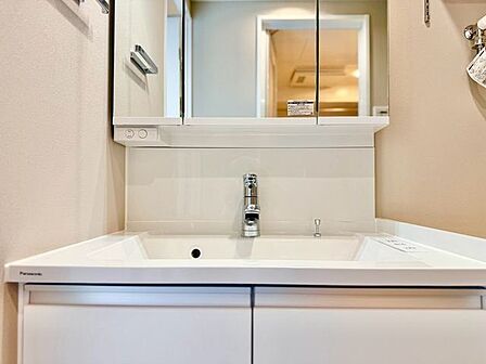 三面鏡の付いた洗面化粧台は、鏡面裏側にも機能的な収納を配置。スキンケア用品などが収納できます。