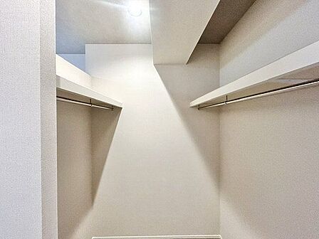 大容量収納可能なウォークインクローゼットはシーズンオフの服や普段使わない物をたくさん収納できます。