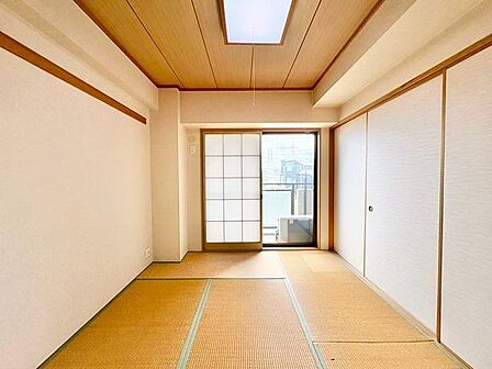 リビングの続き間としても利用できる和室。畳の香りに包まれながらお子様の遊び場や客間として利用可能。