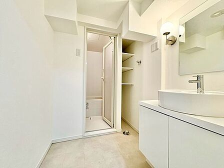 清潔感のある色合いのプライベート空間は、身だしなみチェックや肌のお手入れに最適です。