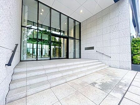 高いデザイン性が人目を引く、スタイリッシュなエントランス。
