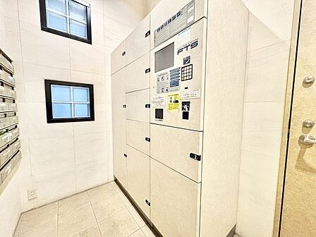 宅配BOX。お仕事やお出かけで荷物が受け取れない時も大変便利です。