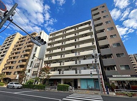 自然豊かな環境と多彩な生活利便施設が揃っています。(空の加工を生成AIで行っています)