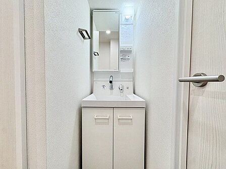 清潔感のある色合いのプライベート空間は、身だしなみチェックや肌のお手入れに最適です。