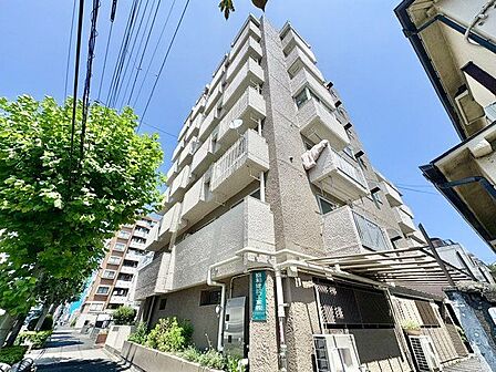 時代の移ろいを重ね、趣きのある風情が浮かび上がる佇まいのマンションです。