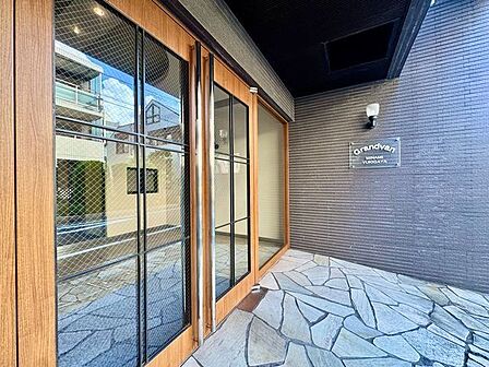 帰宅されるご家族や、訪れる方を優しく迎える・安らぎに満ちた生活空間を予感させてくれます。