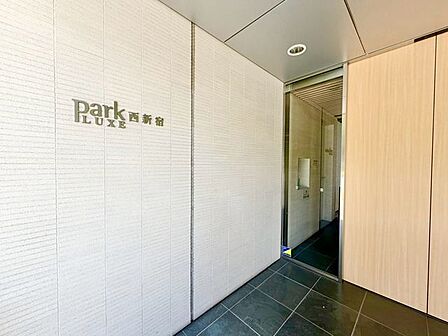 お洒落なマンション名のプレートは華やいだ気分を演出し、訪れる方を優雅な空間へと導いてくれます。