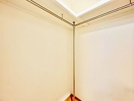 ウォークインクローゼットをご用意しております。その分お部屋を広く使うことができますね。