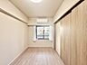 洋室：居心地のいい暮らしには欠かせない採光。たっぷりと陽光が注がれる明るい空間。