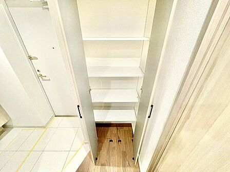 廊下には収納をご用意。日用品や雨具・アウトドア用品の収納など便利にお使いいただけます。