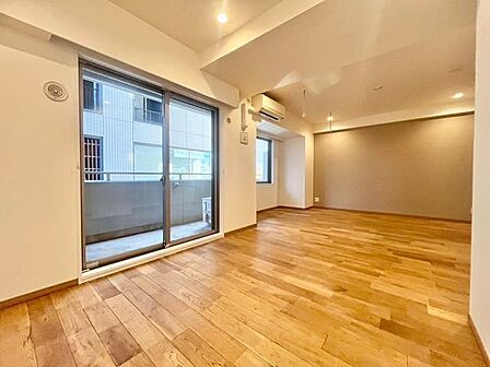 リビングには大きな窓。太陽光が降り注ぐ気持ちのいい空間に家族みんなが集います。