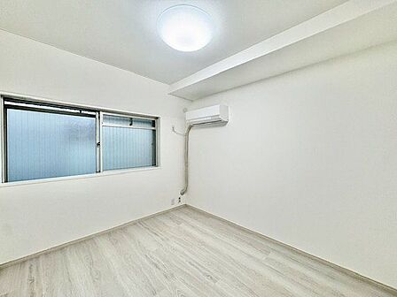 開口部が広くたくさんの陽を取り入れます。窓を開ければ気持ちよい風が舞い込んできて開放的な空間を演出。