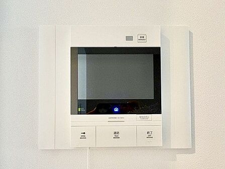 来訪者の確認ができるモニター付きインターホン完備。